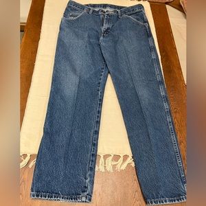 Wrangler Men’s regular fit, 34/29. Straight leg, 5 pocket. Drk blue.